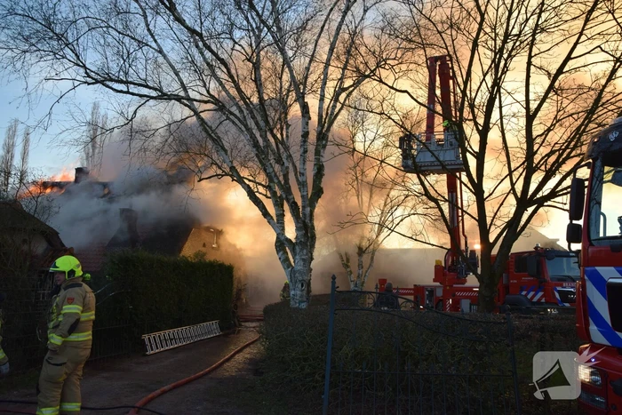 Rietendak woning in brand