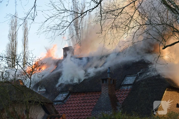 Rietendak woning in brand
