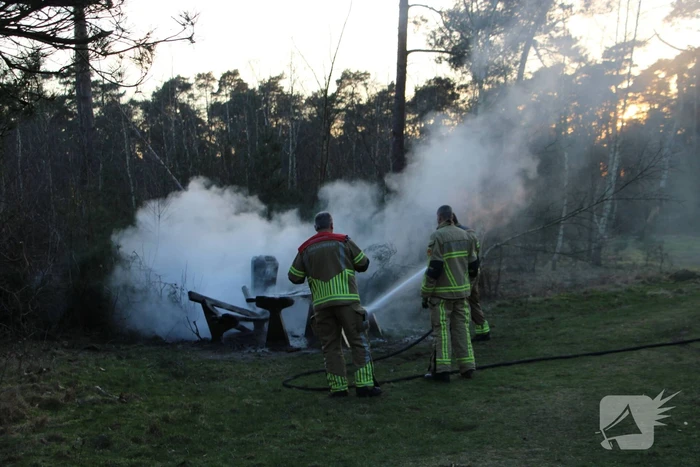 Picknicktafel volledig in brand