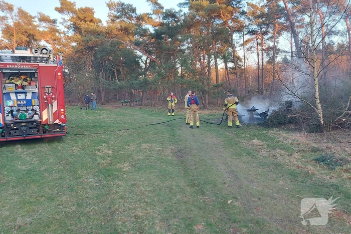 Picknicktafel volledig in brand