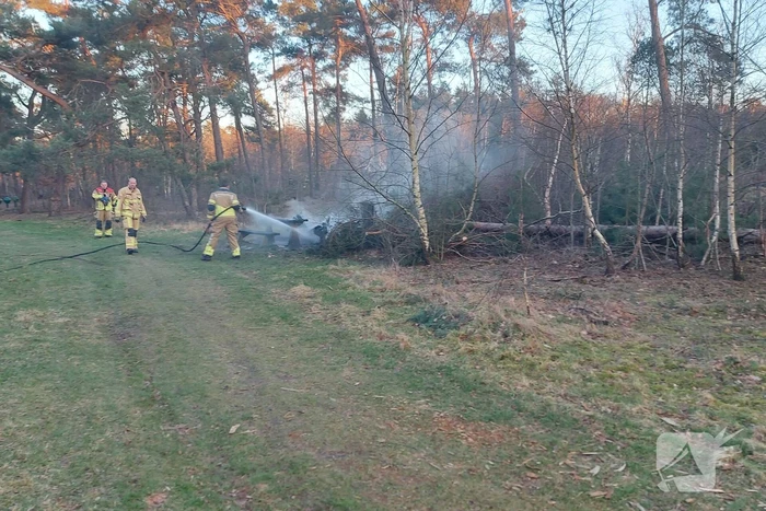 Picknicktafel volledig in brand
