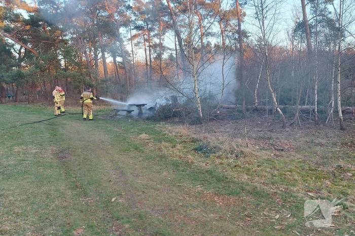 Picknicktafel volledig in brand