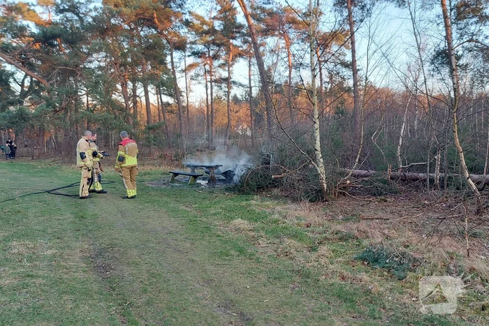Picknicktafel volledig in brand