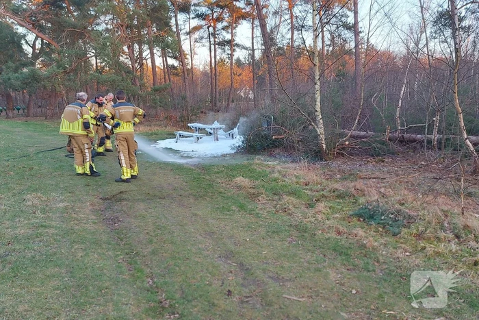Picknicktafel volledig in brand