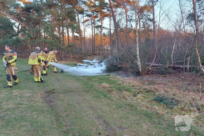 Picknicktafel volledig in brand