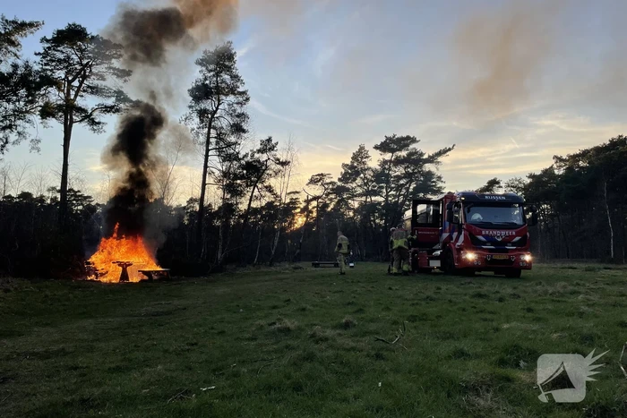 Picknicktafel volledig in brand