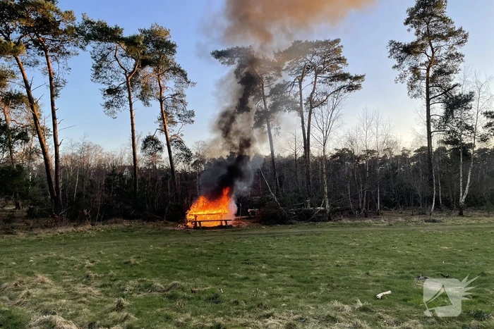 Picknicktafel volledig in brand