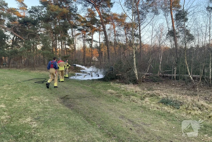 Picknicktafel volledig in brand
