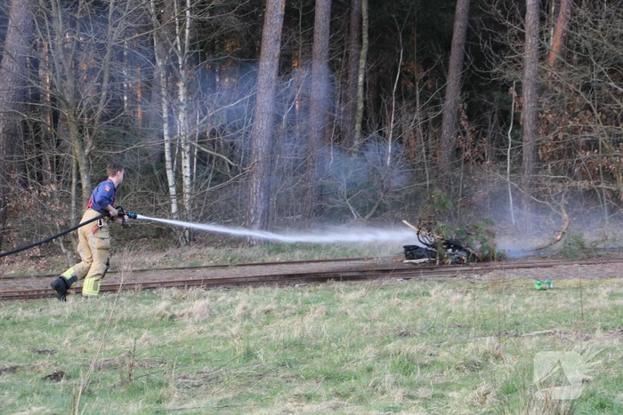 Picknicktafel volledig in brand