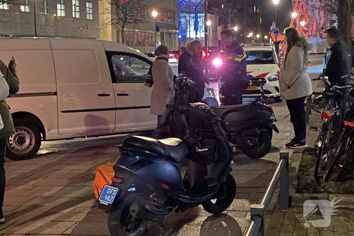 Scooterrijder gewond bij botsing met bestelbus