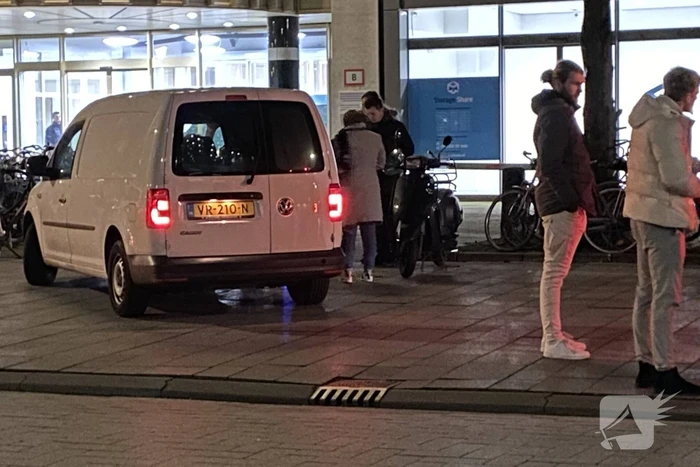 Scooterrijder gewond bij botsing met bestelbus