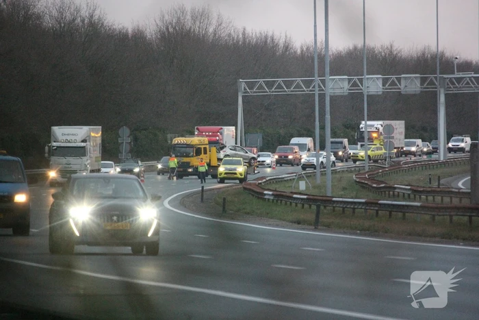 Twee rijstroken afgesloten door verkeersongeval op snelweg