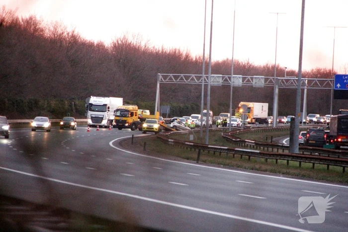 Twee rijstroken afgesloten door verkeersongeval op snelweg