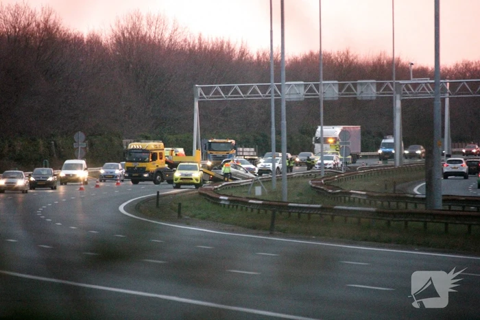 Twee rijstroken afgesloten door verkeersongeval op snelweg