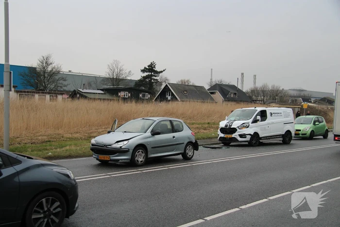 Veel schade na botsing tussen meerdere voertuigen