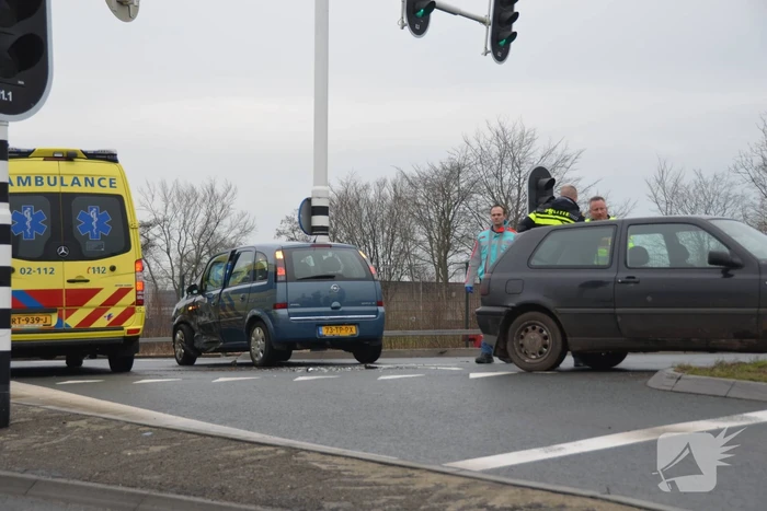 Veel schade na botsing tussen twee voertuigen