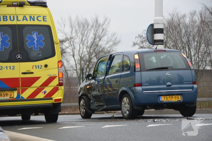 Veel schade na botsing tussen twee voertuigen