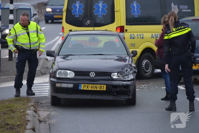 Veel schade na botsing tussen twee voertuigen