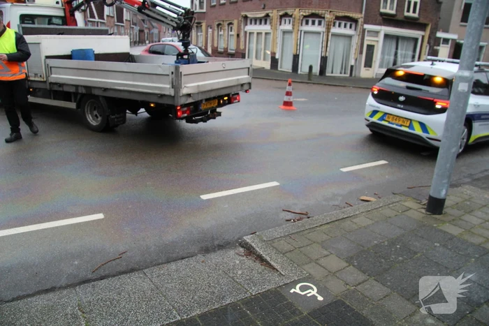 Meerdere mensen onderuit door lang oliespoor