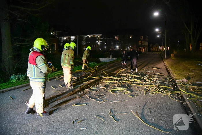 Brandweer verwijderd obstakels van weg