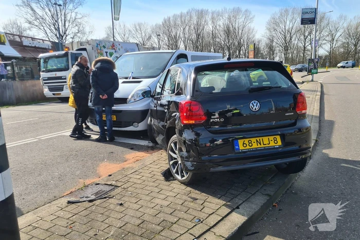 Flinke schade door botsing met drie voertuigen