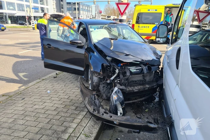 Flinke schade door botsing met drie voertuigen