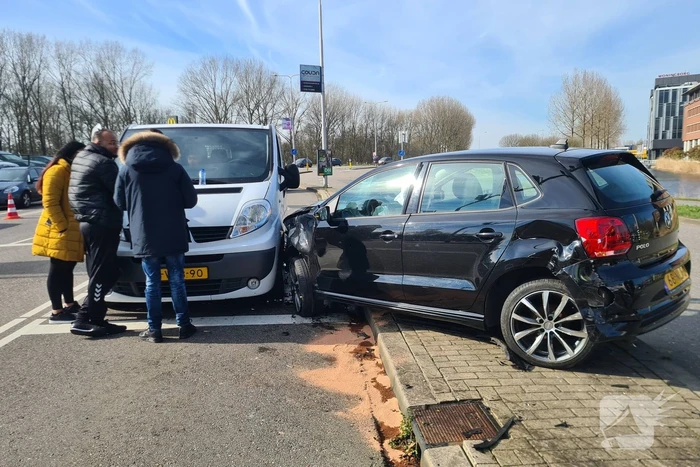 Flinke schade door botsing met drie voertuigen