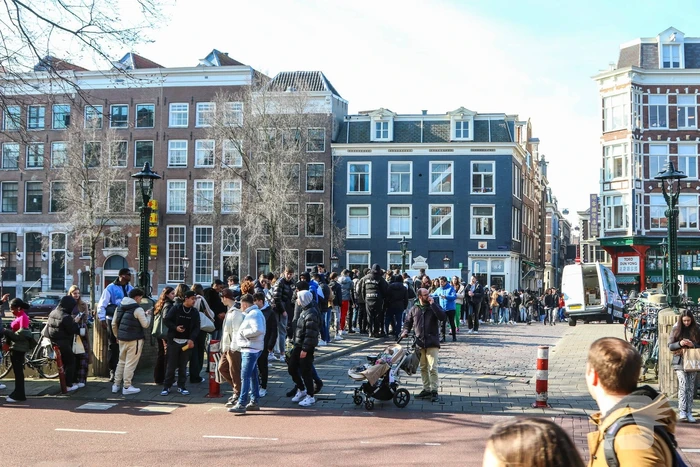 Enorme menigte voor meet-and-greet rapper Central Cee