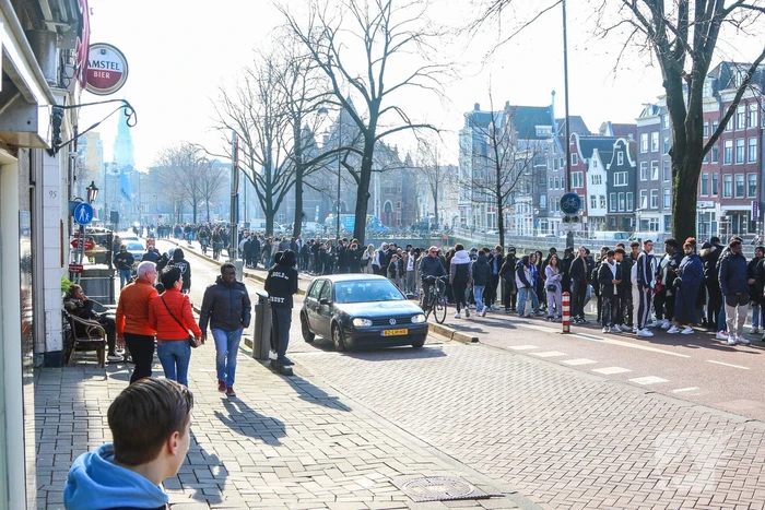 Enorme menigte voor meet-and-greet rapper Central Cee