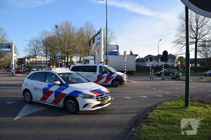Motorrijder glijdt tegen lijkwagen