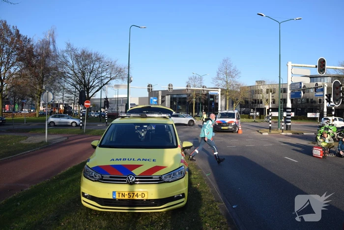 Motorrijder glijdt tegen lijkwagen