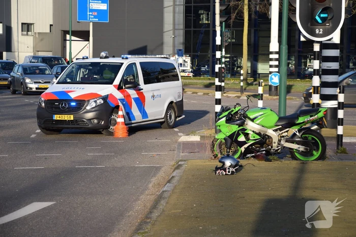 Motorrijder glijdt tegen lijkwagen