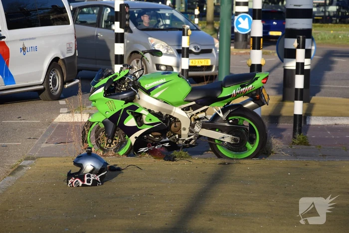 Motorrijder glijdt tegen lijkwagen