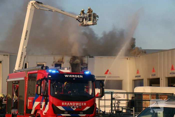 Zeer grote brand in caravanstalling