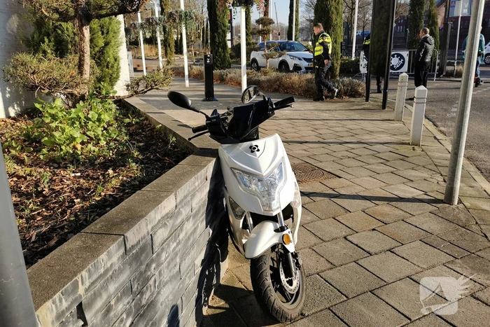 Afslaande automobilist ziet scooterrijder over het hoofd