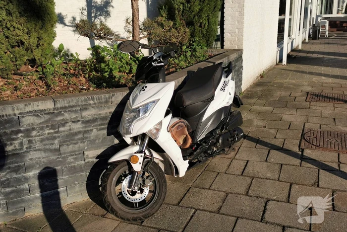 Afslaande automobilist ziet scooterrijder over het hoofd
