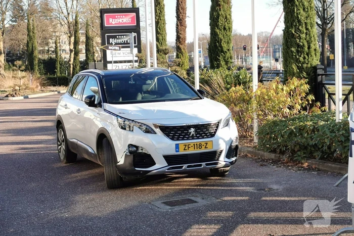 Afslaande automobilist ziet scooterrijder over het hoofd
