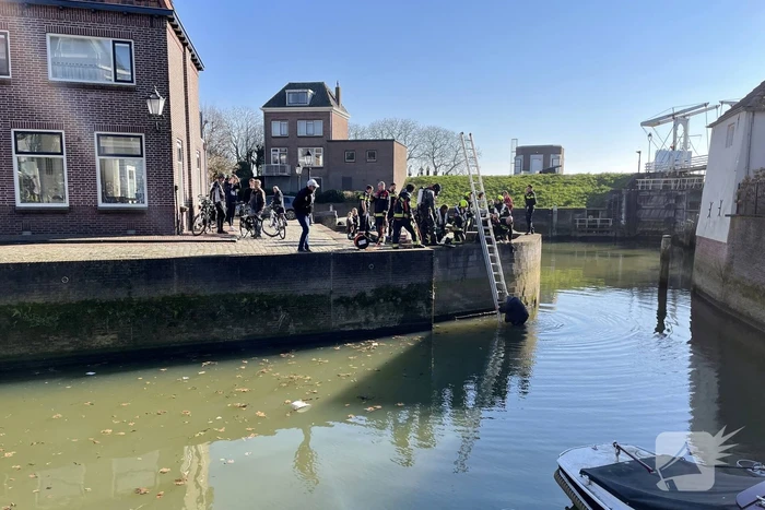Man raakte te water en klimt zelf omhoog