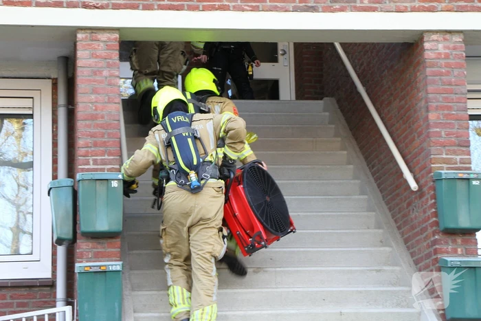 Omwonenden zien rook in portiekwoning
