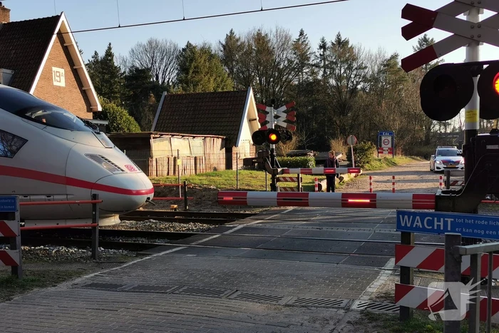 Treinen rijden met lastgeving door persoon op spoor