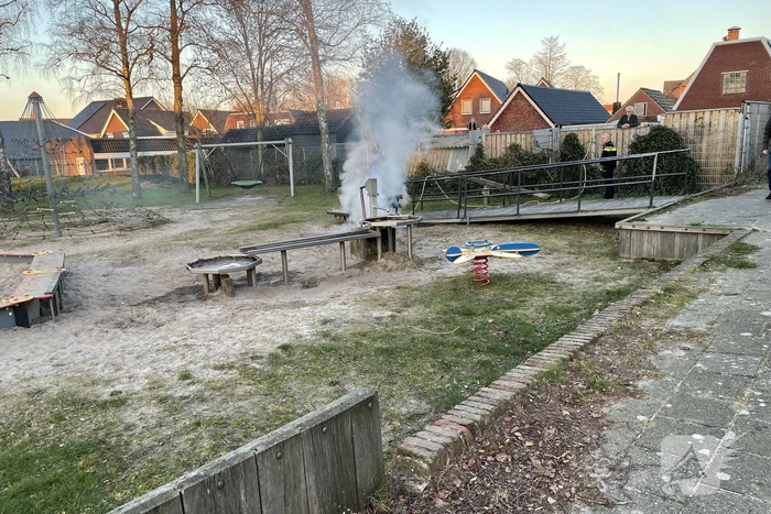 Houten bank in speeltuin in brand