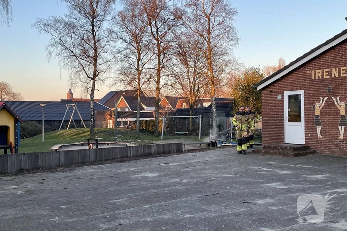 Houten bank in speeltuin in brand