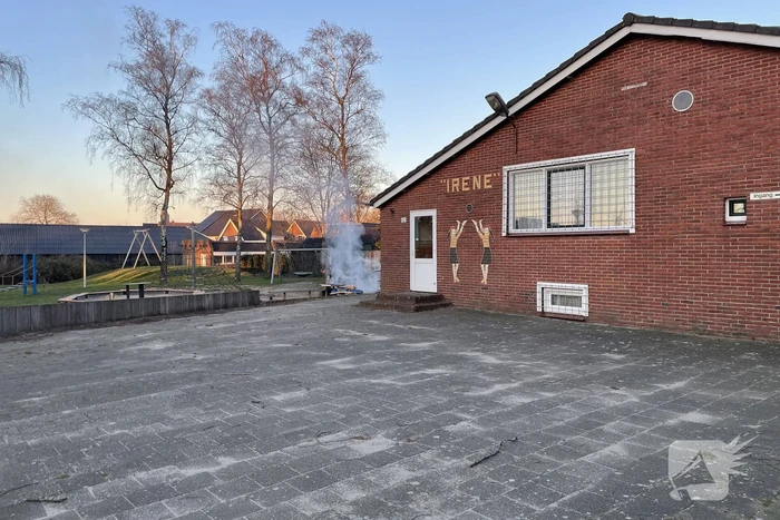 Houten bank in speeltuin in brand