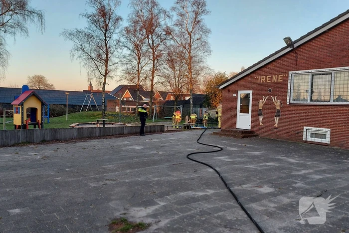 Houten bank in speeltuin in brand