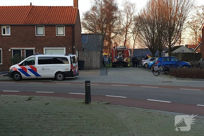Houten bank in speeltuin in brand