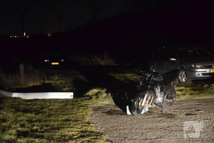 Motorrijder mist bocht en ramt verkeersbord