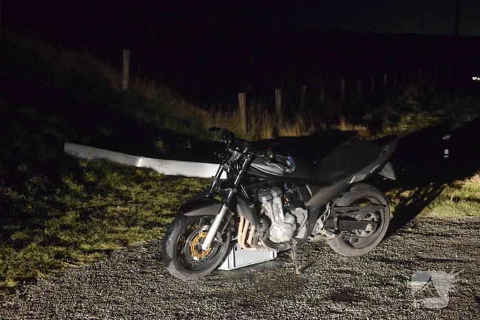 Motorrijder mist bocht en ramt verkeersbord