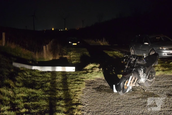 Motorrijder mist bocht en ramt verkeersbord