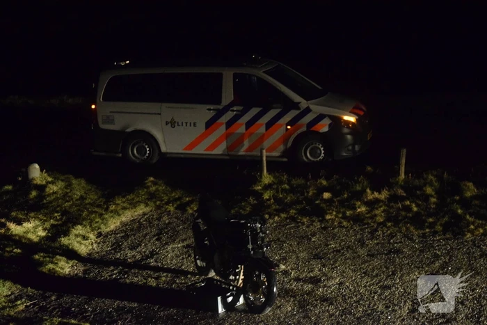 Motorrijder mist bocht en ramt verkeersbord