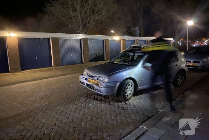 Auto botst op auto die scooter aanrijdt